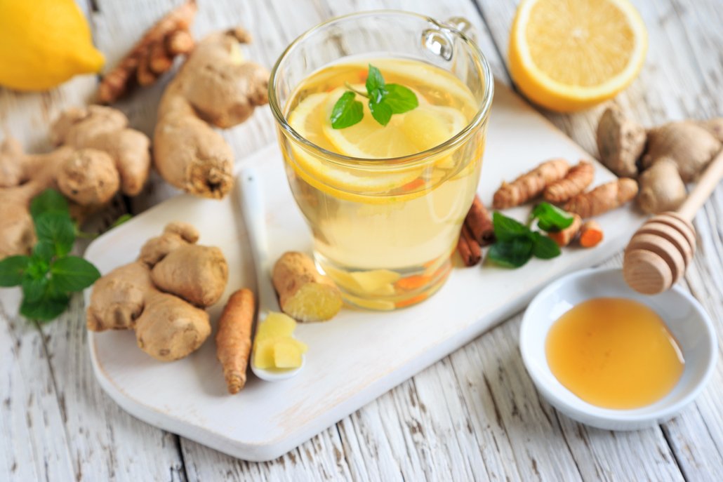 Zázvorový čaj urychluje trávení, a v kombinaci s citronovou šťávou potlačuje chuť k jídlu.