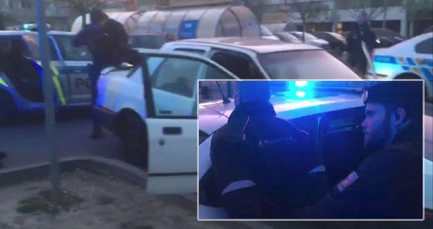 Policisté v Čakovicích načapali řidiče pod vlivem pervitinu, který řídil kradený vůz.