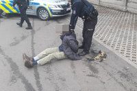 Neurvalec kašlal na zastávce MHD v Plzni: Po napomenutí vyhrožoval pistolí