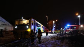 Vlak v Čakovicích srazil muže v Cukrovarniceké ulici. S mnohačetnými poraněními skončil v nemocnici. (18. leden 2021)