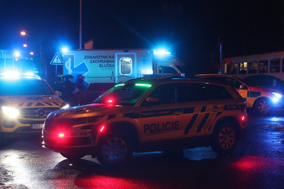 Vlak v Čakovicích srazil muže v Cukrovarniceké ulici. S mnohačetnými poraněními skončil v nemocnici. (18. leden 2021)