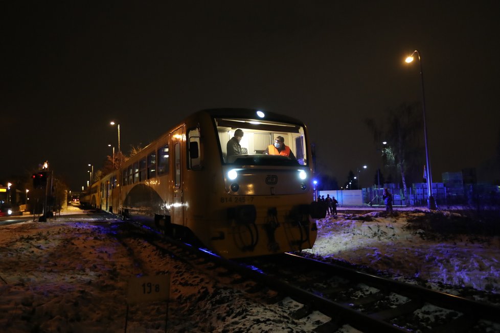 Vlak v Čakovicích srazil muže v Cukrovarniceké ulici. S mnohačetnými poraněními skončil v nemocnici. (18. leden 2021)