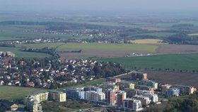 Letecký pohled na Čakovice z roku 2014. Severně od nich se ve středověku nalézala dnes již zaniklá ves Tryskovice.