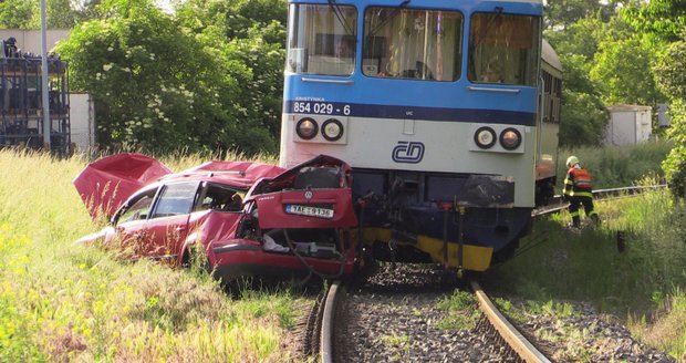 V Čakovicích smetl vlak auto: Tlačil ho před sebou 150 metrů