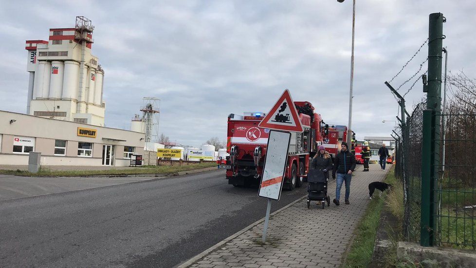 24. 12. 2019: Na železničním přejezdu v Čakovicích se srazil vlak s osobním automobilem.