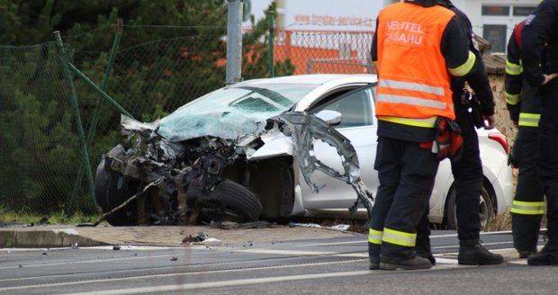 Řidička se vyhýbala kočce: Její auto smetl vlak! Od smrti ji dělily sekundy