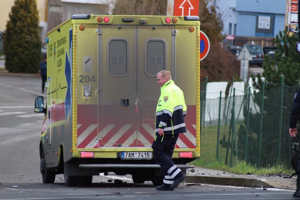 24. 12. 2019: Na železničním přejezdu v Čakovicích došlo ke kolizi vlaku s osobním automobilem.