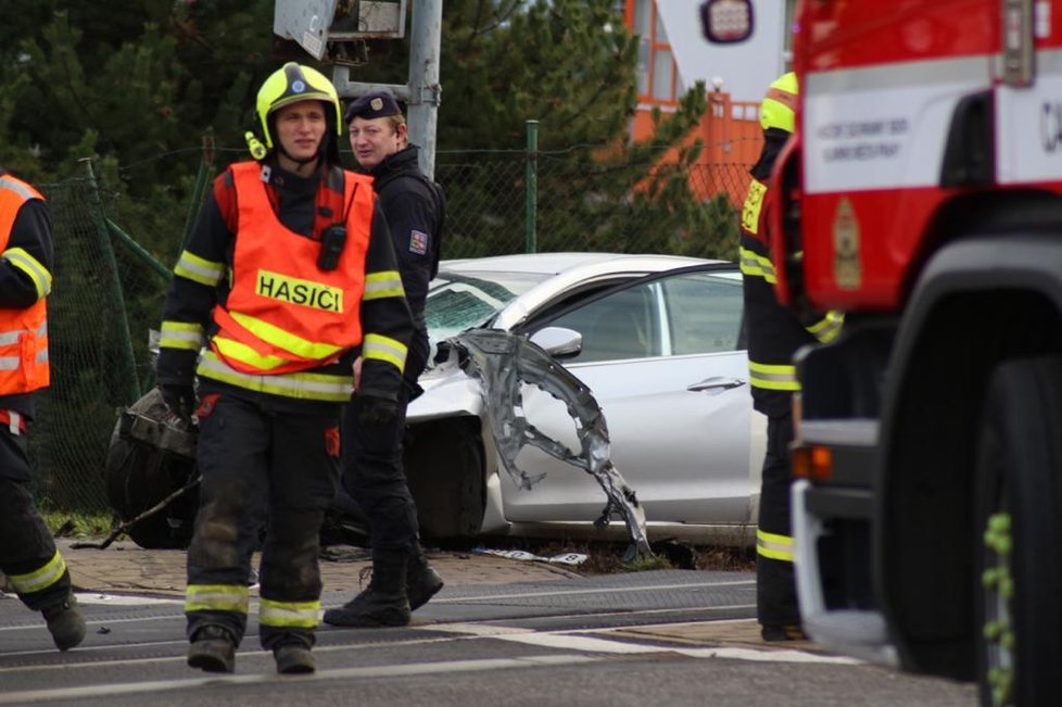 24. 12. 2019: Na železničním přejezdu v Čakovicích došlo ke kolizi vlaku s osobním automobilem.