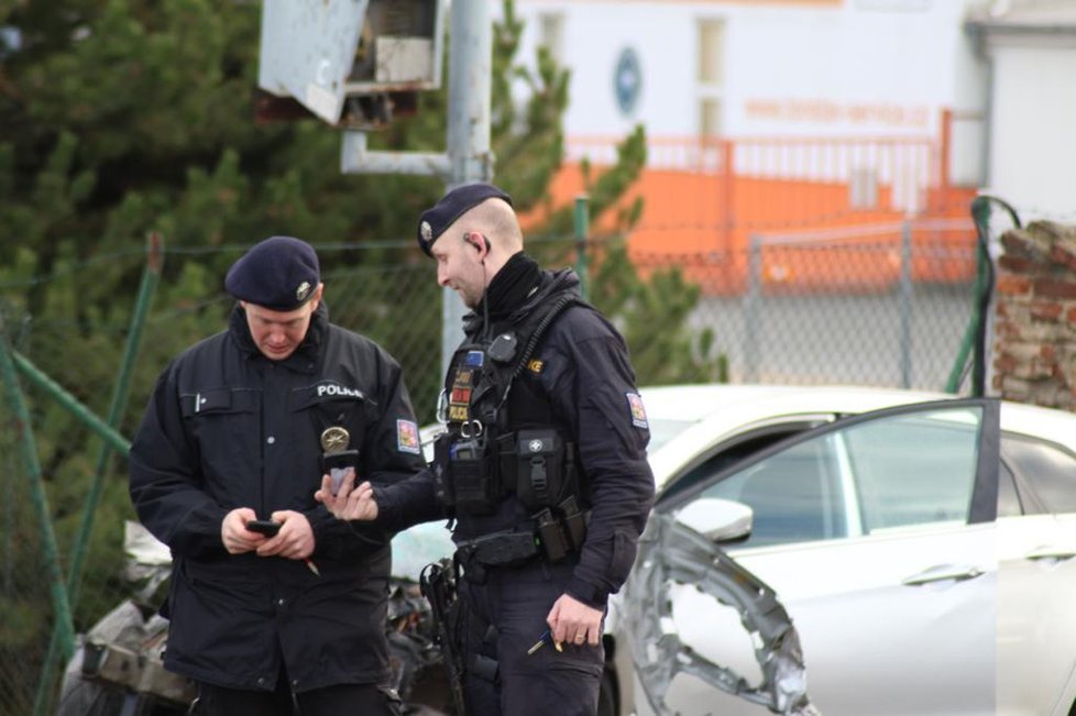 24. 12. 2019: Na železničním přejezdu v Čakovicích došlo ke kolizi vlaku s osobním automobilem.