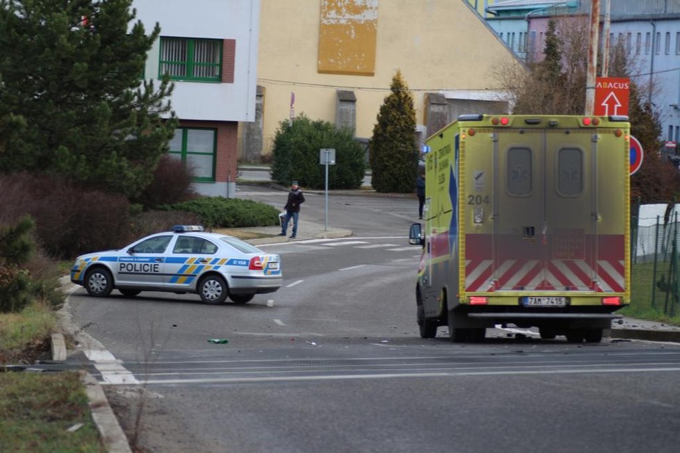 24. 12. 2019: Na železničním přejezdu v Čakovicích došlo ke kolizi vlaku s osobním automobilem.