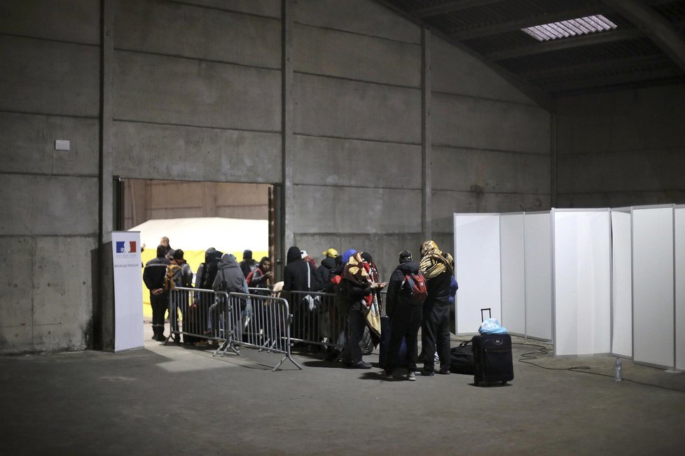Uprchlíci stojí ve frontě na registraci. Francouzské úřady je následně přemístí do uprchlických center v zemi