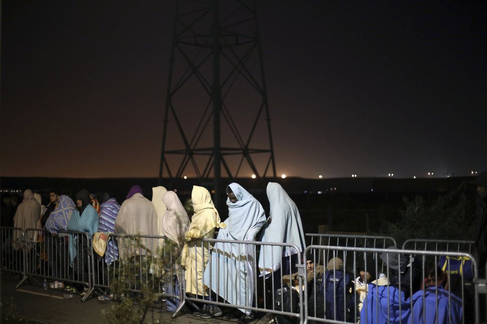 Uprchlíci stojí ve frontě na registraci. Francouzské úřady je následně přemístí do uprchlických center v zemi