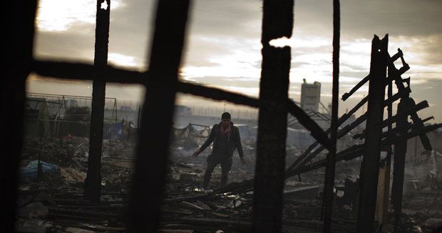 „Džungle“ v Calais lehla popelem. Stovka dětí přesto nocovala v ruinách tábora