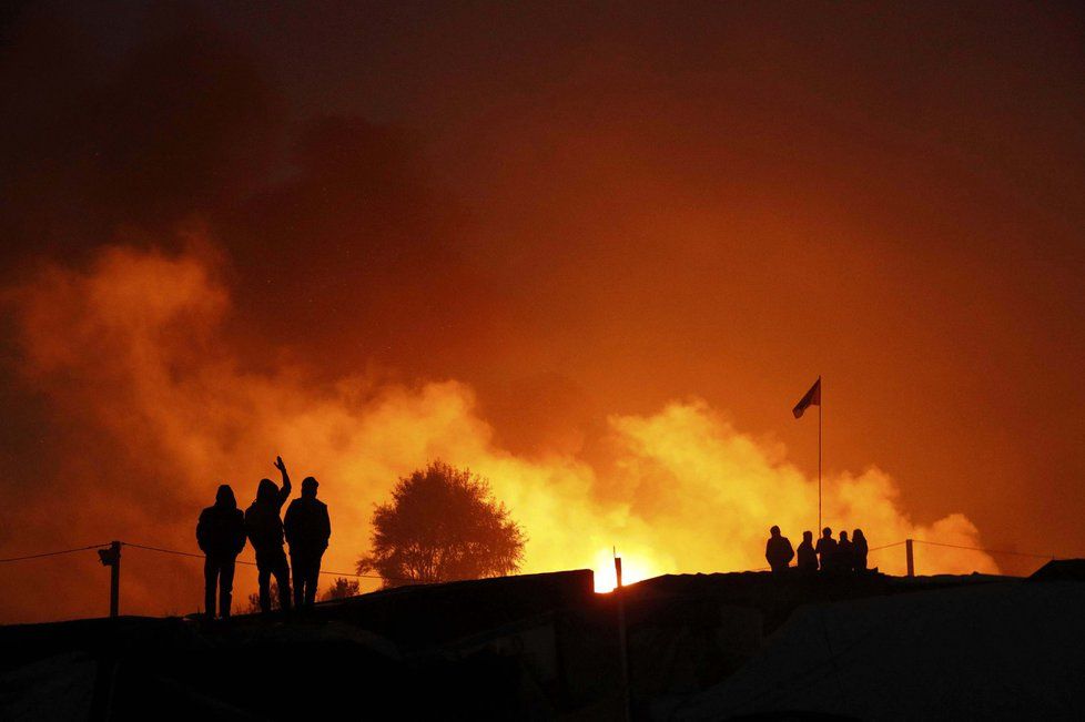 Migranti založili v táboře v Calais obří požár. Chtějí tak zabránit likvidaci tábora, kterou nařídily francouzské úřady.