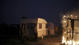Migranti založili v táboře v Calais obří požár. Chtějí tak zabránit likvidaci tábora, kterou nařídily francouzské úřady.
