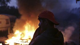Migranti založili v táboře v Calais obří požár. Chtějí tak zabránit likvidaci tábora, kterou nařídily francouzské úřady.