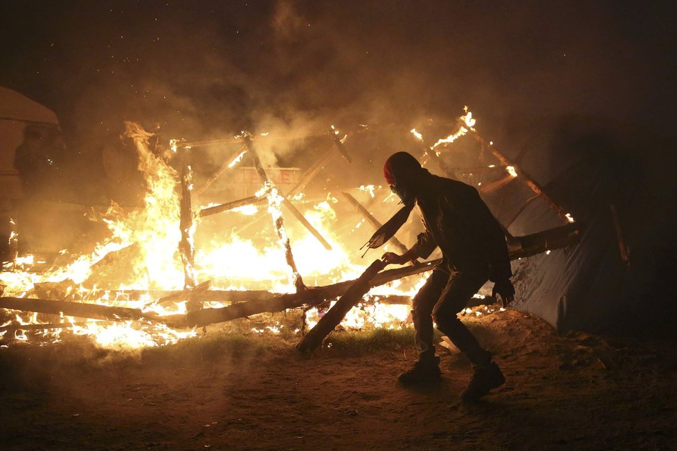 Migranti založili v táboře v Calais obří požár. Chtějí tak zabránit likvidaci tábora, kterou nařídily francouzské úřady.