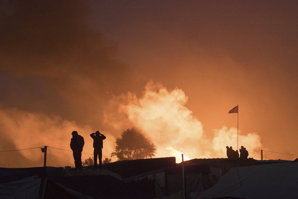 Zbývající migranti založili v táboře v Calais obří požár. Chtějí tak zabránit likvidaci tábora, kterou nařídily francouzské úřady.