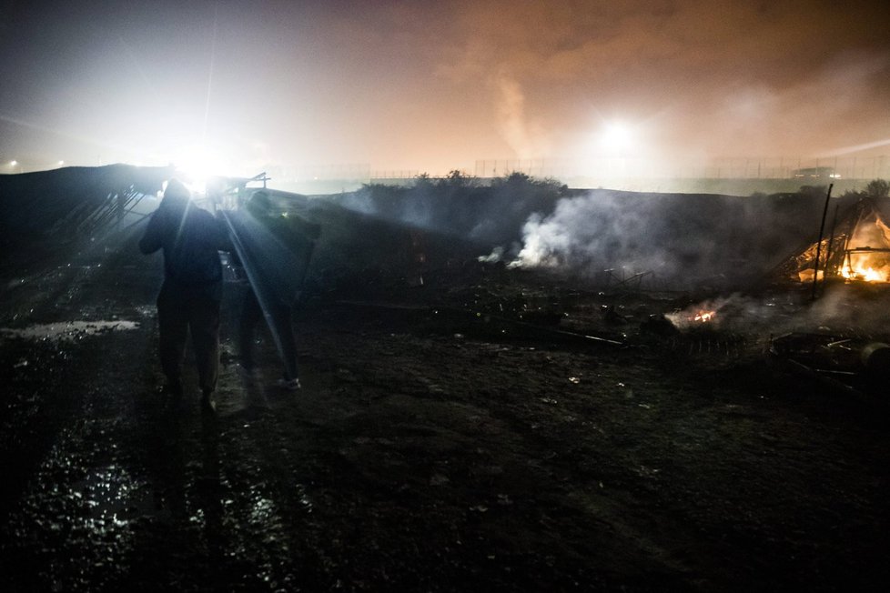 Migranti založili v táboře v Calais obří požár. Chtějí tak zabránit likvidaci tábora, kterou nařídily francouzské úřady.