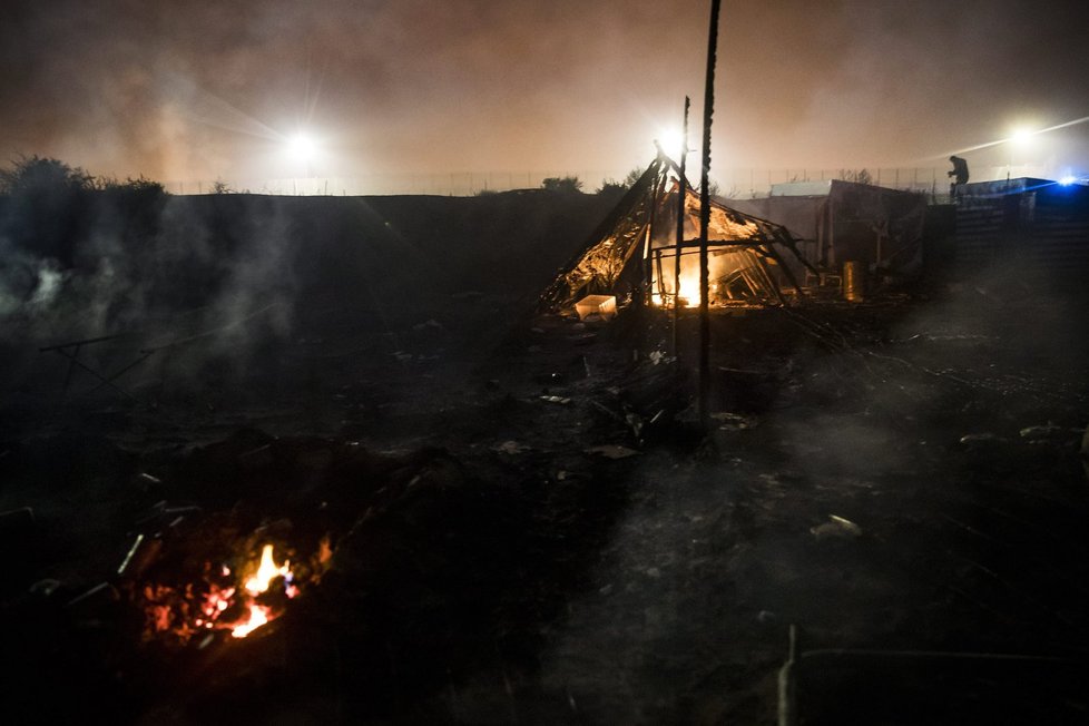 Zbývající migranti založili v táboře v Calais obří požár. Chtějí tak zabránit likvidaci tábora, kterou nařídily francouzské úřady.