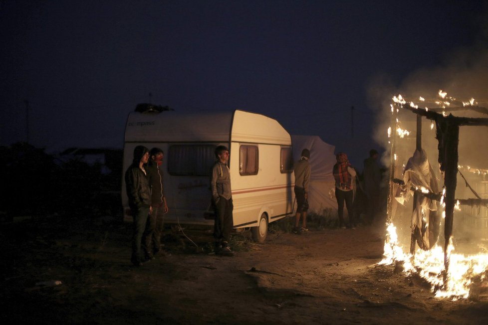 Migranti založili v táboře v Calais obří požár. Chtějí tak zabránit likvidaci tábora, kterou nařídily francouzské úřady.