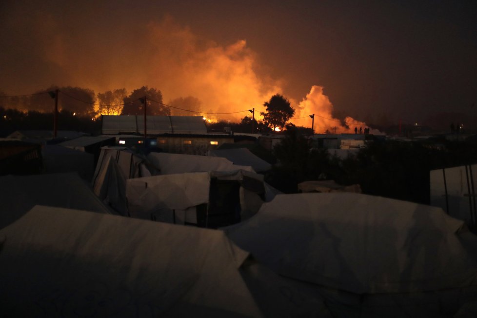 Zbývající migranti založili v táboře v Calais obří požár. Chtějí tak zabránit likvidaci tábora, kterou nařídily francouzské úřady.