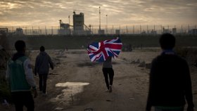 Británie zatkla dvě osoby podezřelé z pašování migrantů