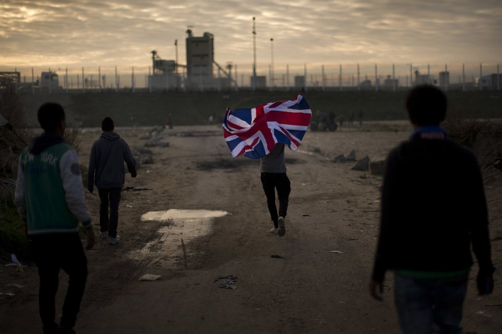 Někteří migranti v Calais stále věří, že se dostanou do Velké Británie