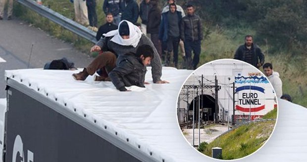 Uprchlíci vzali útokem ploty u Eurotunelu. Chtěli do kamionů, zastavili vlaky