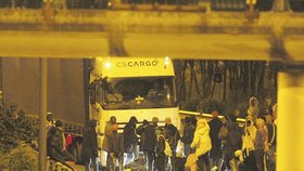 Uprchlíci v Calais ohrožují i české řidiče.