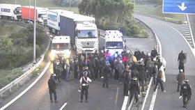 Imigranti v Calais ohrožují i české řidiče.
