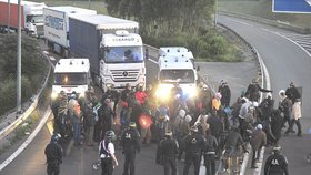 Uprchlíci v Calais ohrožují i české řidiče.