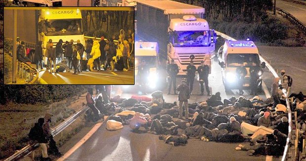 Uprchlíci v Calais rozpoutali další boje: Zablokovali český kamion a zaútočili na policistu!
