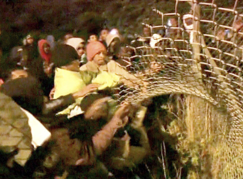 Uprchlíci se snaží z Calais proniknout do Velké Británie.