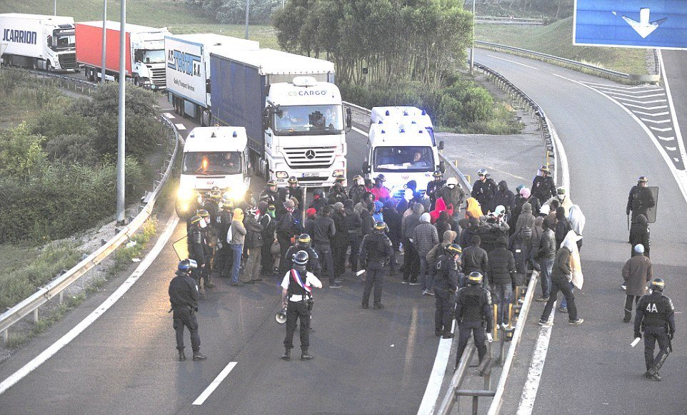 Uprchlíci v Calais ohrožují i české řidiče.