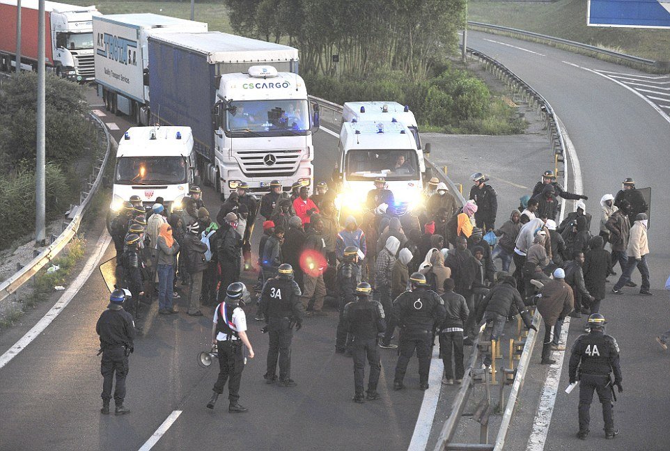 Uprchlíci v Calais ohrožují i české řidiče.