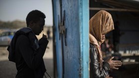 Poslední modlitba uprchlíků v improvizovaném kostele ve zrušeném táboře ve francouzském Calais