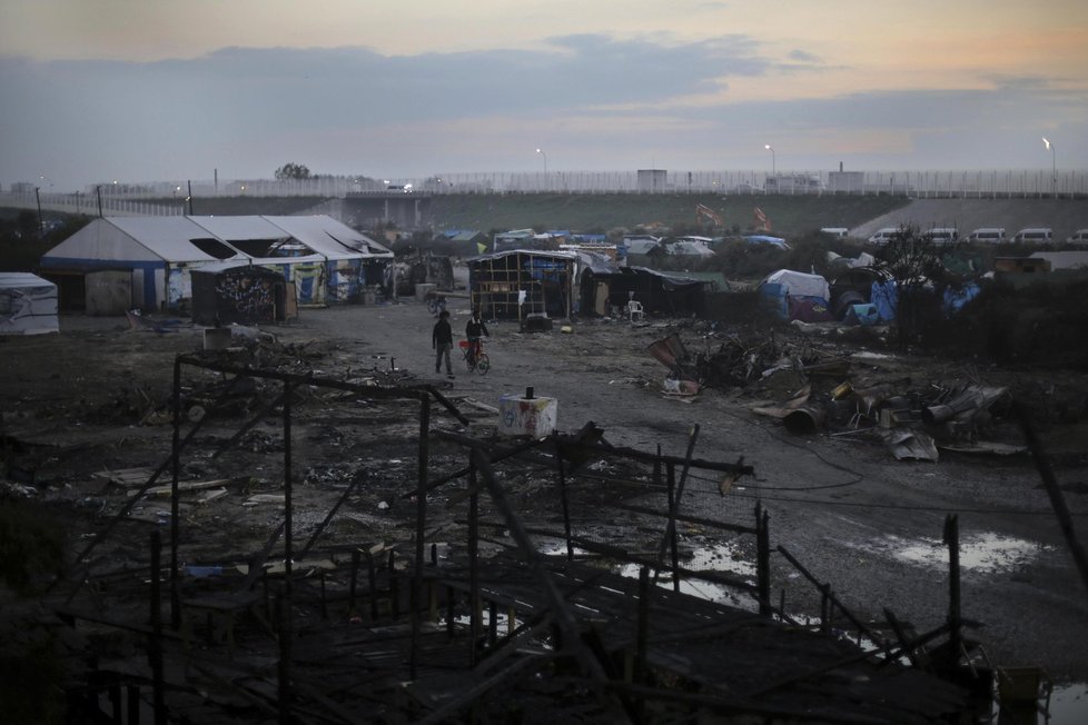 Zbytky dnes už bývalého uprchlického tábora ve francouzském Calais