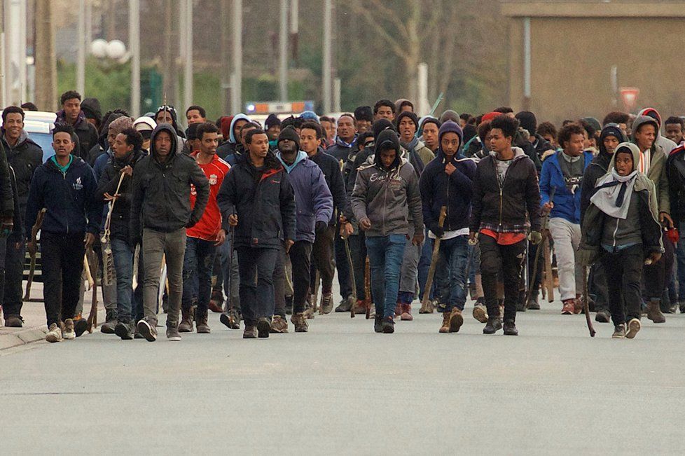 Pět migrantů je v kritickém stavu po střelbě v Calais