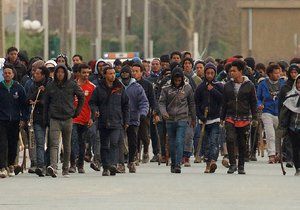 Pět migrantů je v kritickém stavu po střelbě v Calais.