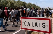 Nová Džungle - jak žije 3000 běženců ve francouzském Calais? Na skládce vyrostly obchody, kostel i noční klub!