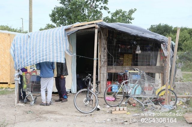 V Calais rostou provizorní přístřeší jako houby po dešti