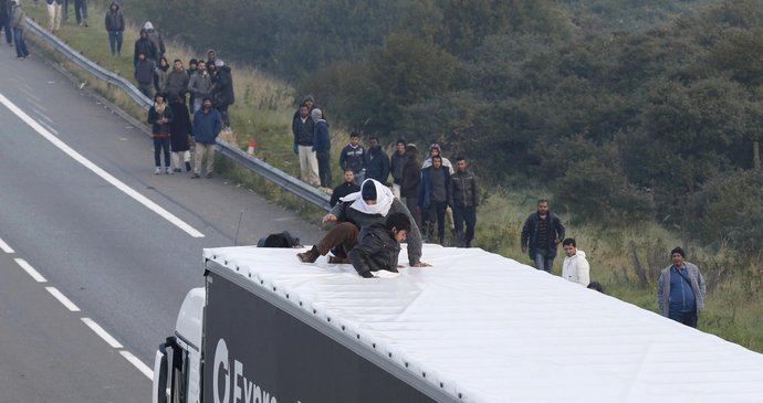 V noci na sobotu se zhruba 200 uprchlíků snažilo dostat do tunelu, který spojuje Francii a Británii.