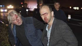 Brutalita uprchlíků v Calais stoupá: Jejich pasti zranily britské novináře, lidé demonstrují.
