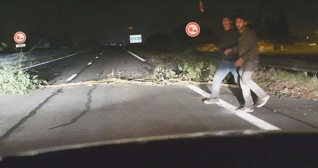 50 uprchlíků nastražilo na silnici v Calais past. Jeden za to zaplatil životem