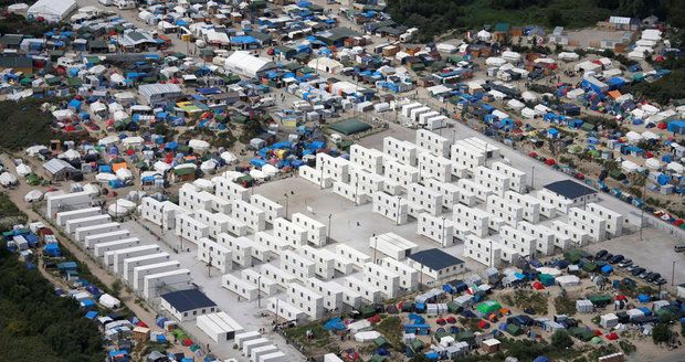 Francouzi naštvali Brity. Uprchlíkům chtějí dát britský azyl už v Calais