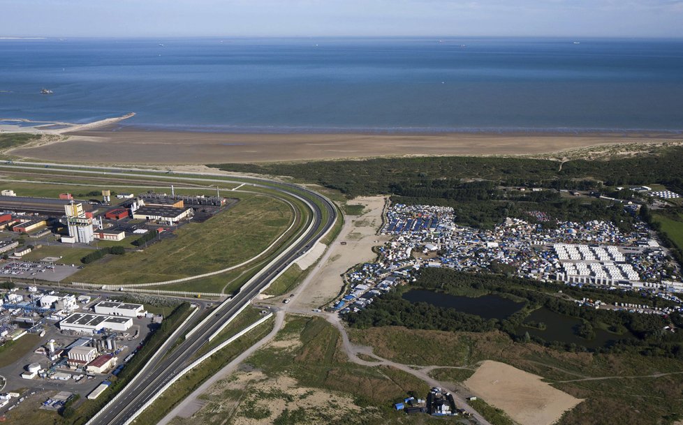 Francouzi naštvali Brity: Londýn by měl přijímat žádosti o azyl přímo z Calais.