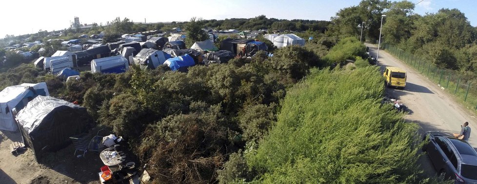 Uprchlický tábor v Calais se pomalu mění v město
