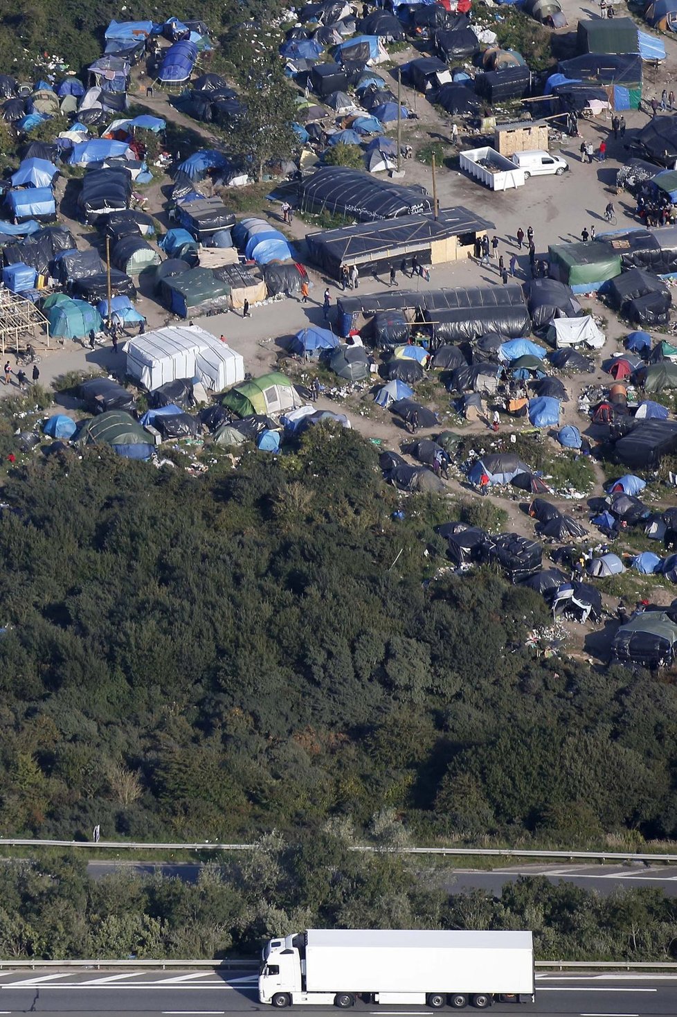 Uprchlický tábor v Calais se pomalu mění v město