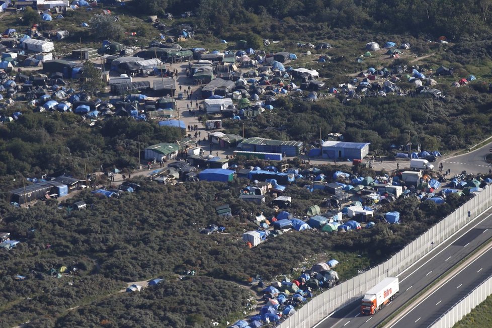 Uprchlický tábor v Calais se pomalu mění v město.